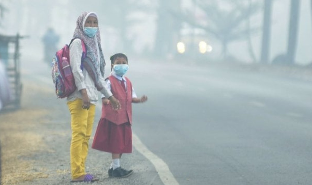 Kemenkes menyiapkan tambahan 500 ribu masker per provinsi terdampak karhutla serta memperkuat rumah oksigen dan layanan kesehatan darurat.