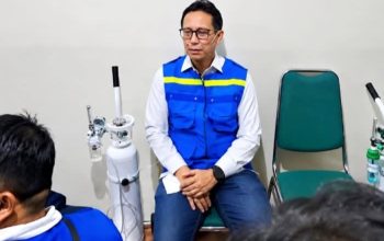 Foto Menkes Budi Gunadi Sadikin memakai oksigen di Palangka Raya viral, tetapi Kemenkes membantah kabar bahwa ia mengalami sesak napas.