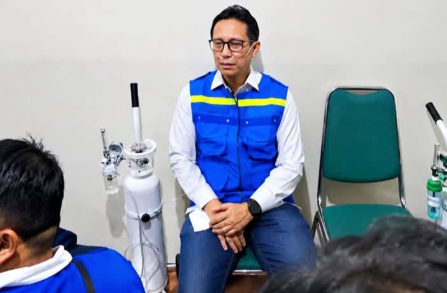Foto Menkes Budi Gunadi Sadikin memakai oksigen di Palangka Raya viral, tetapi Kemenkes membantah kabar bahwa ia mengalami sesak napas.