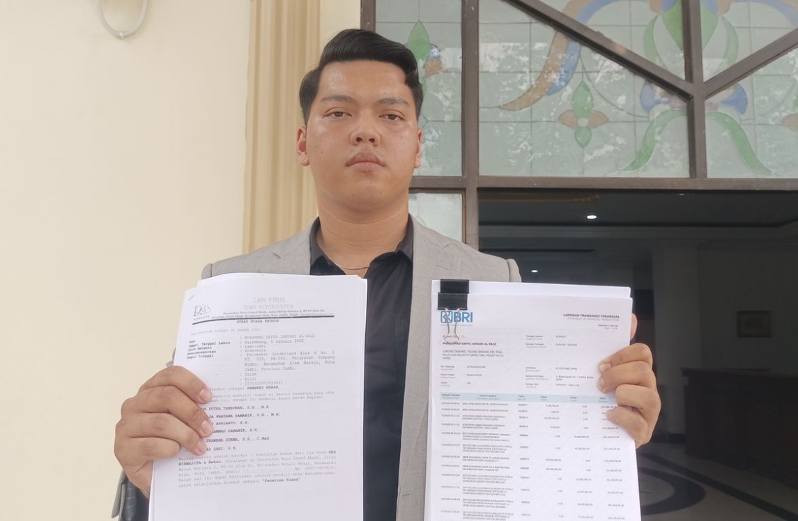 Kasus penipuan Bintara Polri di Jambi memasuki tahap baru setelah tersangka Muhamad Dafa alias MD dilimpahkan ke kejaksaan, sementara kuasa hukumnya meminta dugaan keterlibatan pihak lain turut ditelusuri.