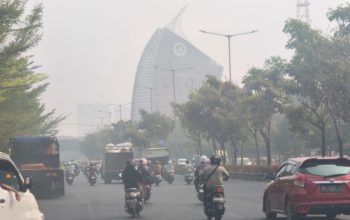 Polusi udara Sulawesi Selatan mengancam 16 daerah pada 14 Oktober 2026. Simak daftar wilayah, risiko PM2.5, dan langkah perlindungan diri.