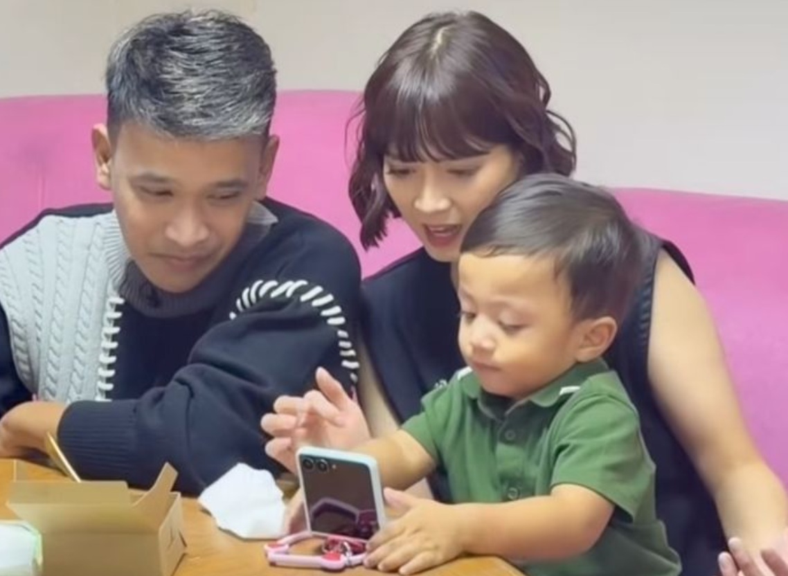 Chika Jessica membagikan momen bersama Thayaka Putra Onsu, anak balita yang diasuh Ruben Onsu, serta menyampaikan pesan haru tentang masa lalunya.