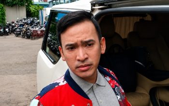 Utang bank Rp12,6 miliar terkait rumah Ruben Onsu dan Sarwendah menjadi sengketa. Simak tawaran pelunasan dan perkembangan mediasi keduanya.