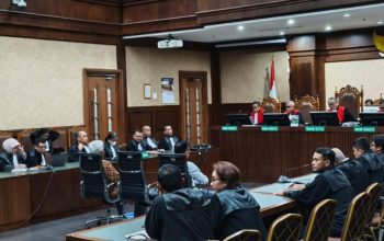 Sidang eks Jampidsus Febrie Adriansyah berlanjut ke pemeriksaan pokok perkara setelah majelis hakim menolak eksepsi untuk menghentikan persidangan.