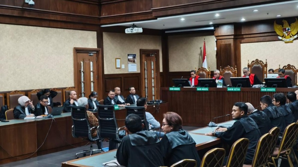 Sidang eks Jampidsus Febrie Adriansyah berlanjut ke pemeriksaan pokok perkara setelah majelis hakim menolak eksepsi untuk menghentikan persidangan.