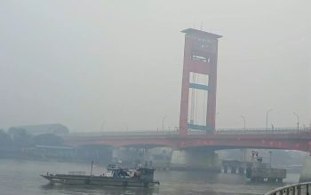 Uji coba dry ice untuk mengatasi kabut asap karhutla di Sumsel menggunakan 1,6 ton bahan semai dengan hasil awal peningkatan jarak pandan