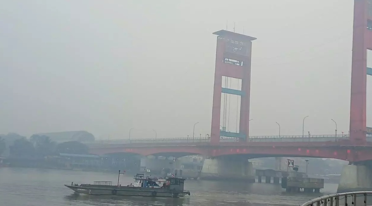 Uji coba dry ice untuk mengatasi kabut asap karhutla di Sumsel menggunakan 1,6 ton bahan semai dengan hasil awal peningkatan jarak pandan