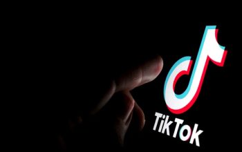 Cara melihat riwayat tontonan TikTok bisa dilakukan melalui Pusat Aktivitas. Simak langkah mencari video lama, memfilter tanggal, dan menghapus histori.