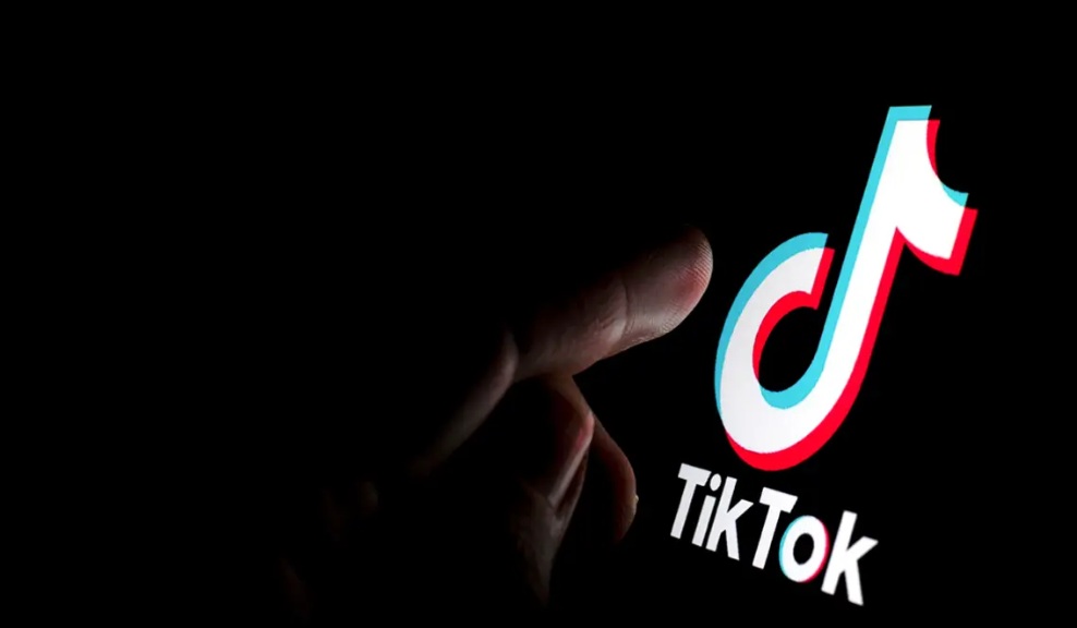 Cara melihat riwayat tontonan TikTok bisa dilakukan melalui Pusat Aktivitas. Simak langkah mencari video lama, memfilter tanggal, dan menghapus histori.
