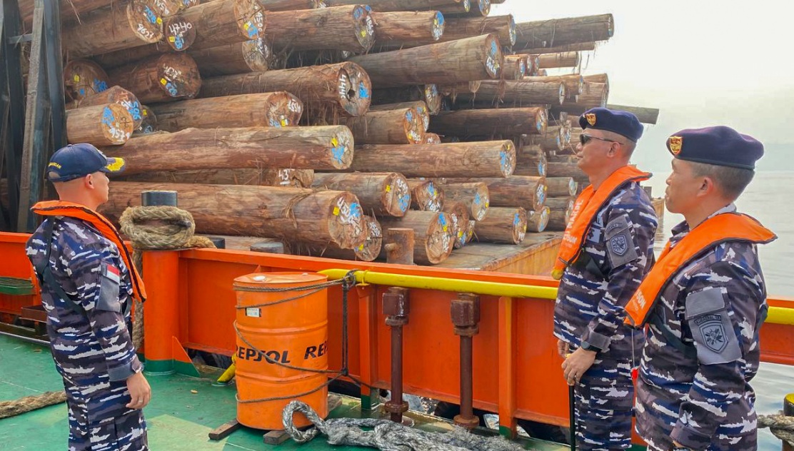 Dua kapal bermuatan 8.388,51 meter kubik kayu diperiksa TNI AL di perairan Pulau Buru setelah ditemukan dugaan pelanggaran pelayaran dan konservasi.