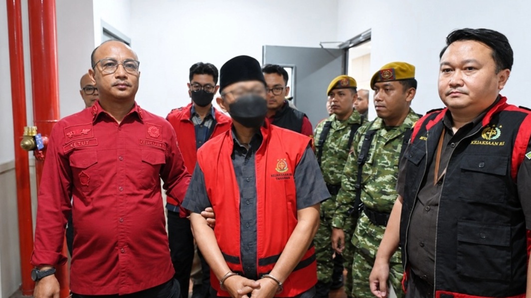 Wabup Indramayu Syaefudin ditahan dalam kasus dugaan korupsi tunjangan DPRD yang merugikan keuangan negara Rp18,79 miliar.